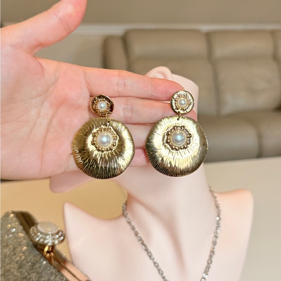 ⚜️ Elegant Gold Pearl Earrings - Picture 7 of 8